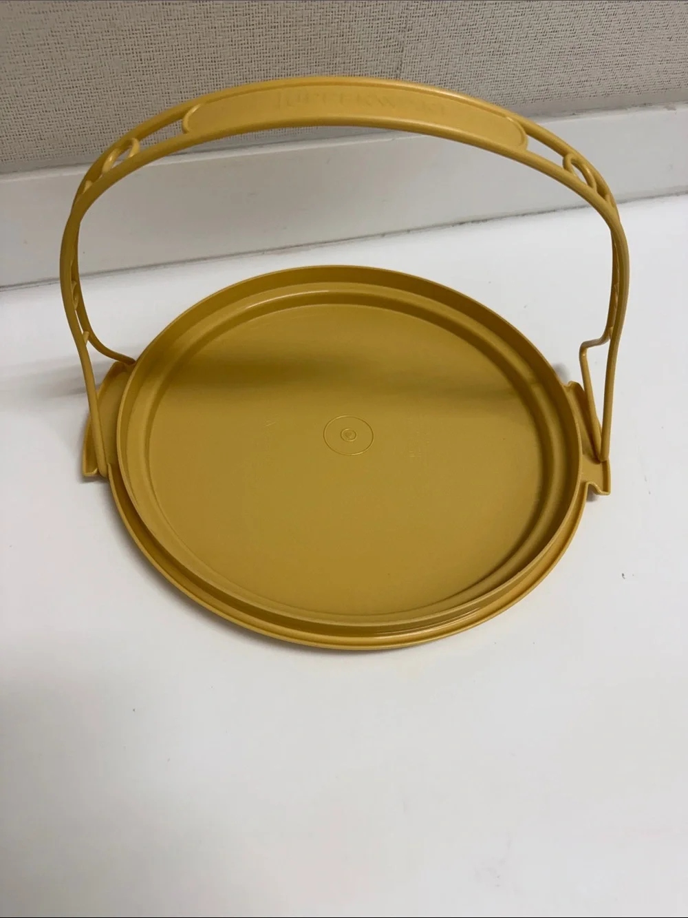 Vintage Tupperware Handle Cake Carrier